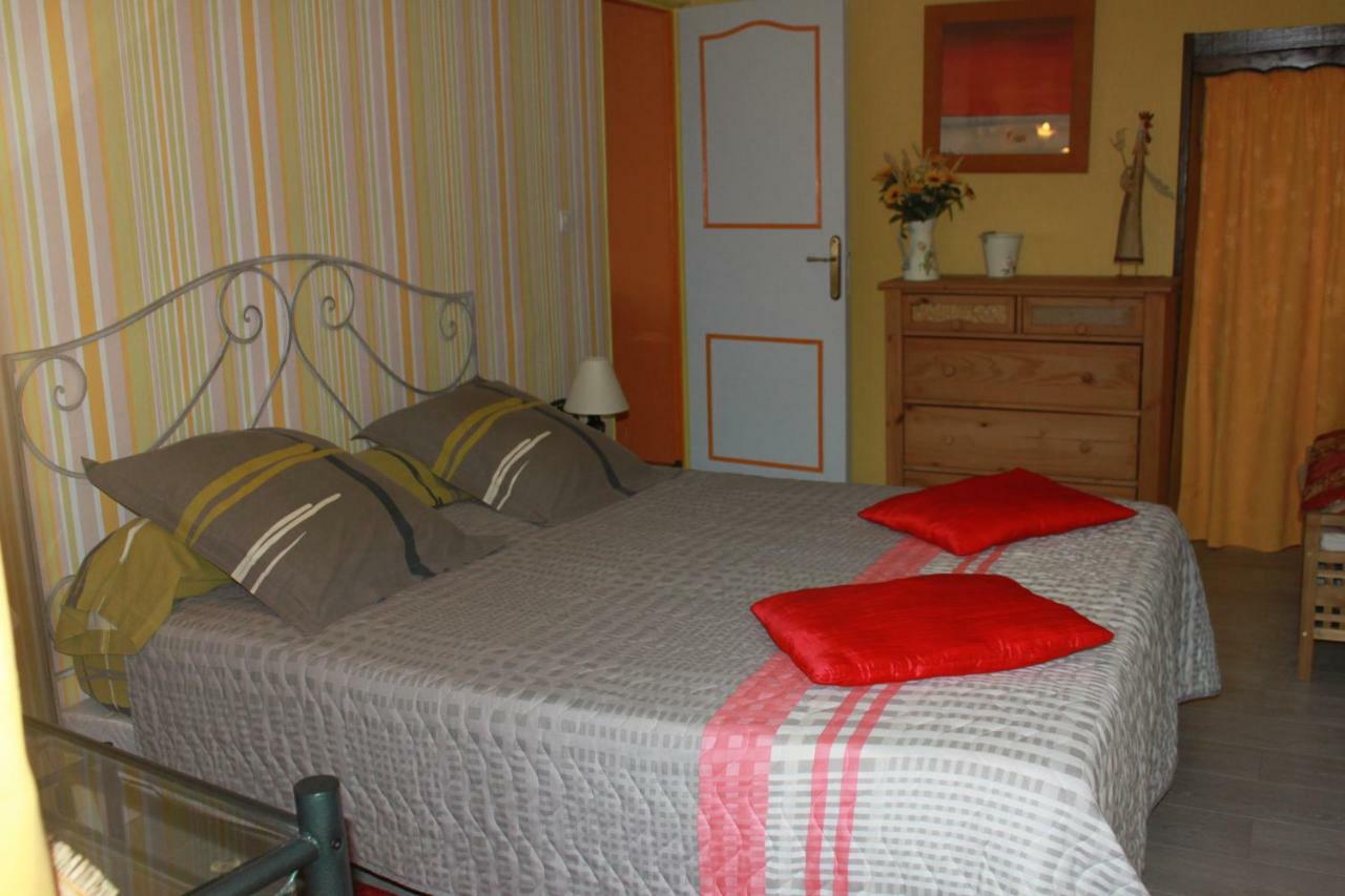 Le Mas Bertrand Bed & Breakfast Villefranche-de-Panat Exterior photo